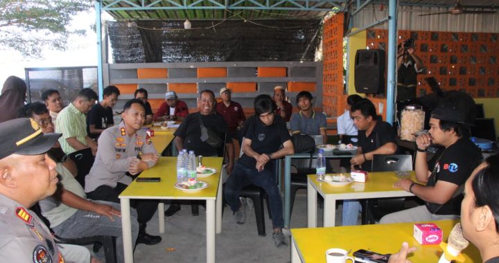 Kapolres Parepare AKBP Phunky Mahendra Borniawan bertemu jurnalis di Parepare