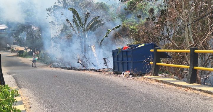 Polsek Soreang Parepare Bantu Warga Padamkan Api dengan Peralatan Seadanya