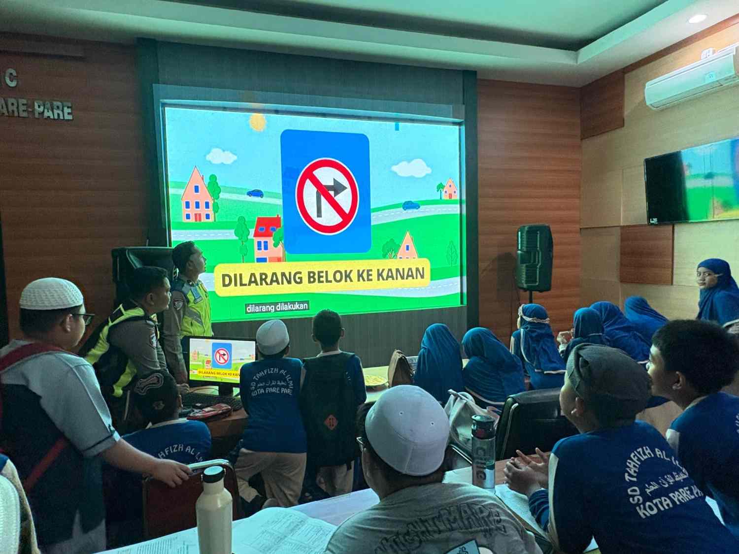 Tak Hanya Mengenal Polisi, Siswa SD Parepare Juga Belajar Aturan di Jalan Raya